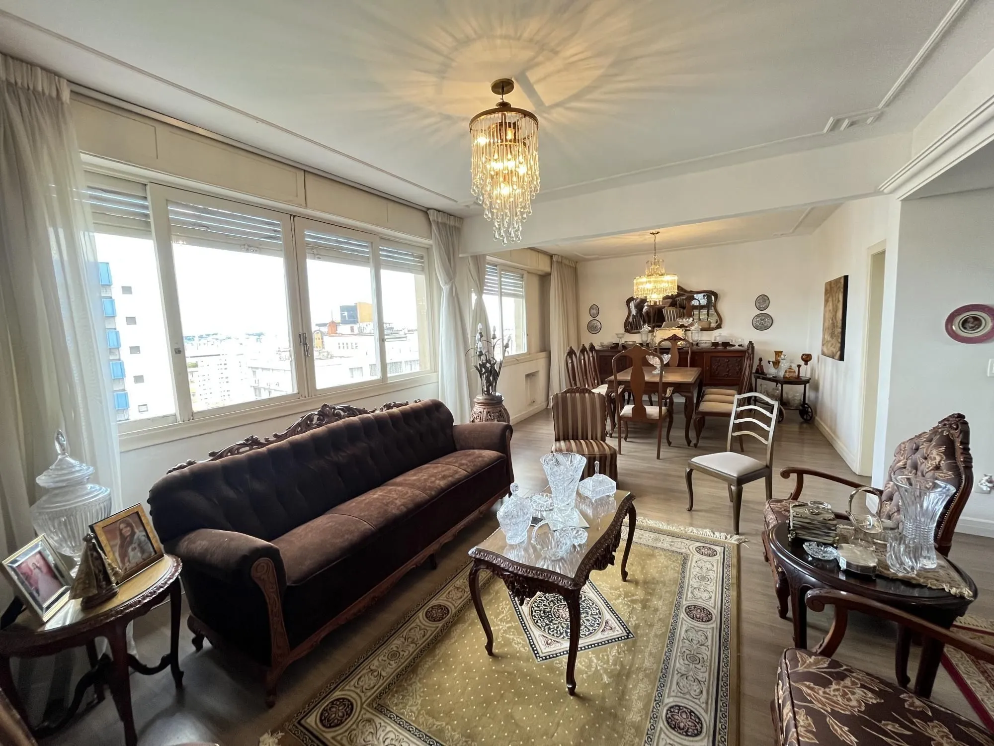 Imagem 3 quartos, gabinete ou 4º quartos e 1 vaga de garagem junto ao Moinhos de Vento
