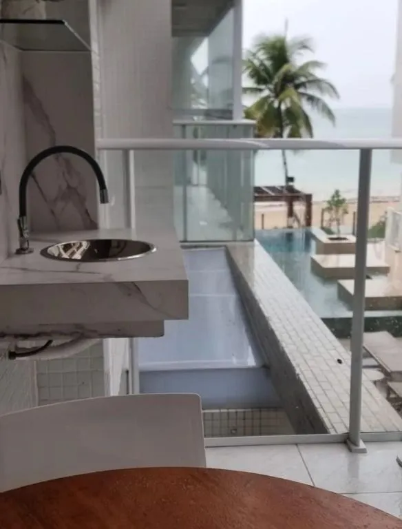 Imagem Flat pé na areia no Bessa com varanda gourmet, mobiliado, lazer completo e excelente potencial para moradia ou investimento.