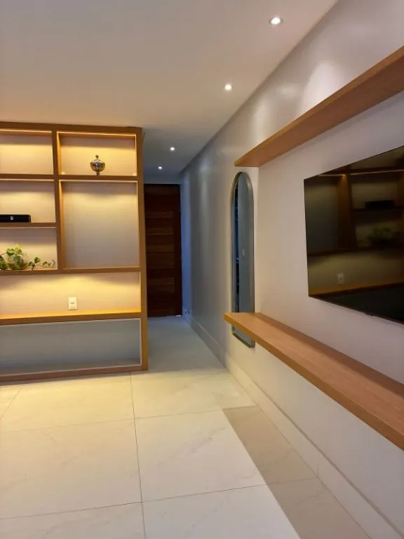 Imagem Casa de alto padrão no Alphaville com 5 suítes, espaço gourmet, home office, sala de TV e projeto moderno.