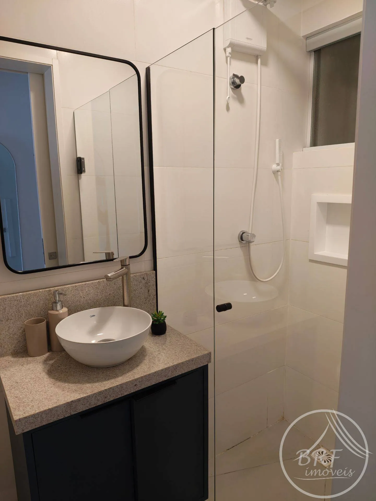 Imagem Apartamento 2 quartos no Centro, sala e cozinha integradas -mobiliado