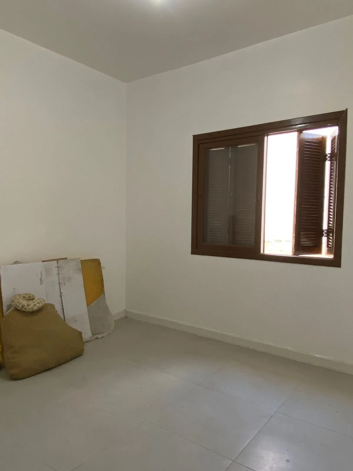 Imagem Casa de (3)três quartos, sendo uma suíte com duas vagas de garagem.