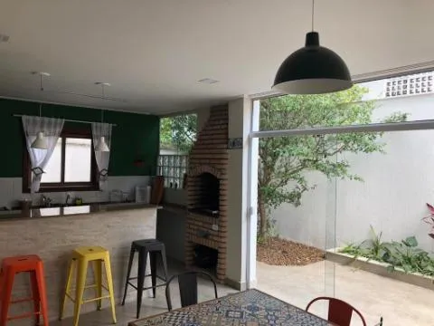 Imagem VENDA DE SOBRADO NO CONDOMÍNIO ARUJÁ V, EM ARUJÁ/SP, 264m² com 3 quartos, suíte, churrasqueira, jardim, cozinha americana e 04 vagas. CONSULTE-NOS.