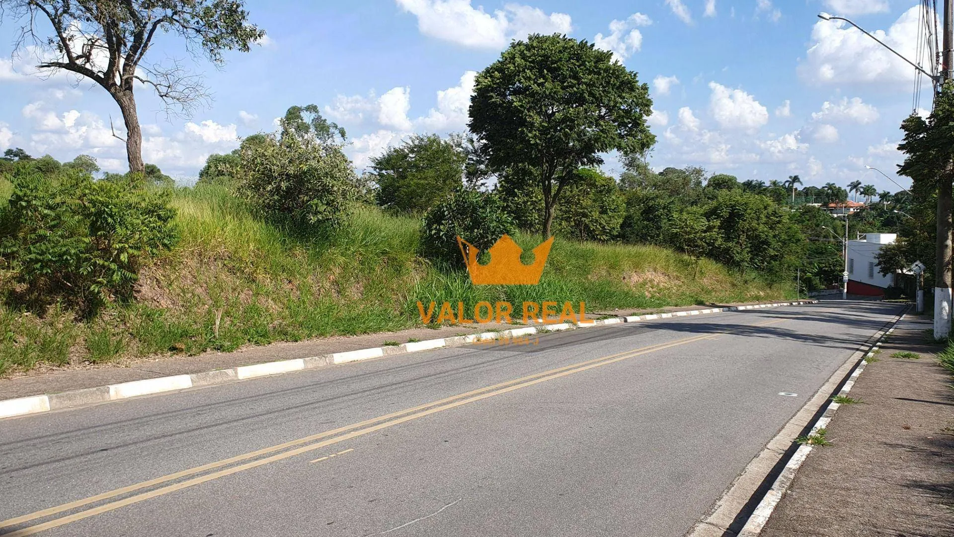 Imagem Área Residencial com 28.800.00 m2 de frente para Avenida asfaltada em Vinhedo, R$ 2.990 mil.