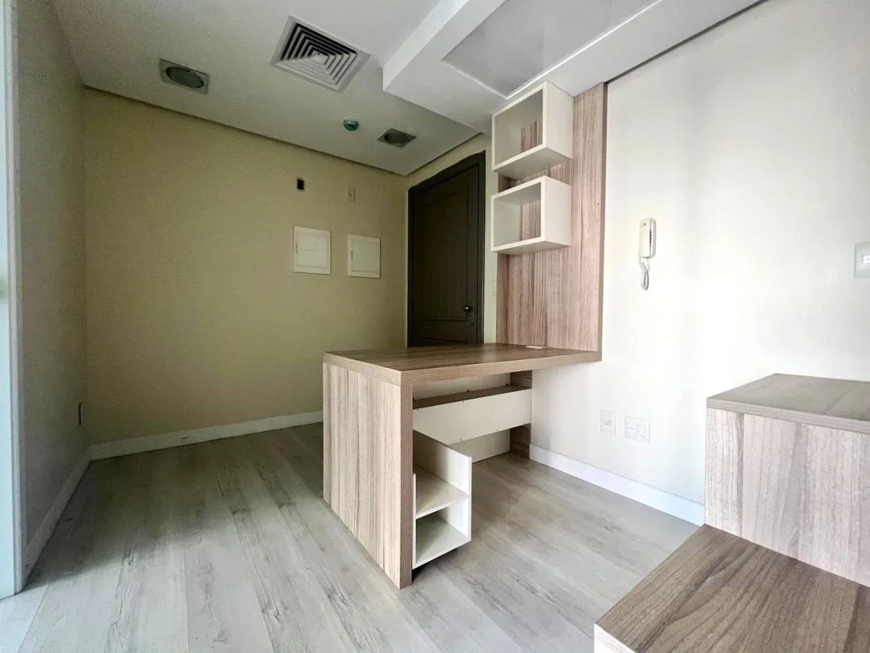 Imagem SALA COMERCIAL SEMIMOBILIADA COM VAGA, PARA VENDA OU LOCAÇÃO NO BAIRRO CENTRO HOSTÓRICO!