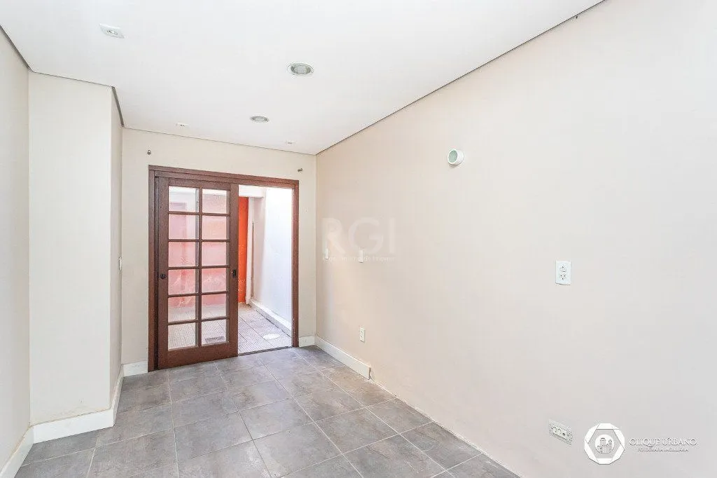 Imagem Casa para Venda - 330m², 4 dormitórios, sendo 3 suites, 2 vagas - Petrópolis
