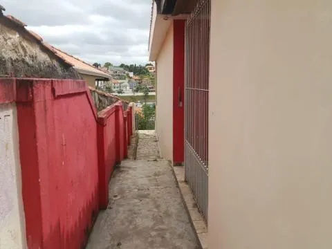 Imagem LOCAÇÃO DE CASA NO JARDIM PLANALTO, EM ARUJÁ/SP, 160m² com 03 dormitórios, suíte, sala, varanda, cozinha e garagem coberta para 01 auto. CONSULTE-NOS.