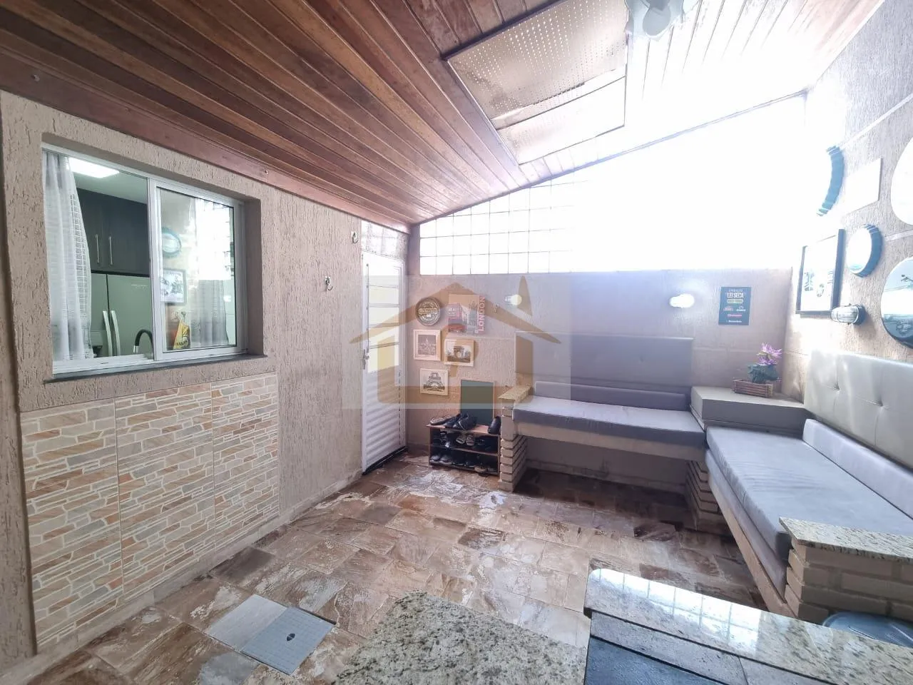 Imagem Bela área Gourmet 3 quartos sendo um suíte, forno de pizza, fogão e churrasqueira, 2 vagas