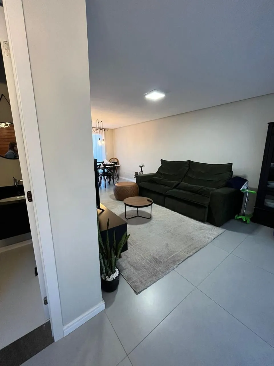 Imagem Casa em condomínio com 3 dormitórios, suíte e 2 vagas.