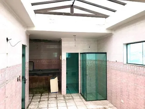 Imagem LOCAÇÃO DE CASA COMERCIAL NO CENTER VILLE, EM ARUJÁ/SP, 740m² com 2 salas, cozinha, piscina, jardim, quintal amplo e 4 vagas p/ autos. CONSULTE-NOS.