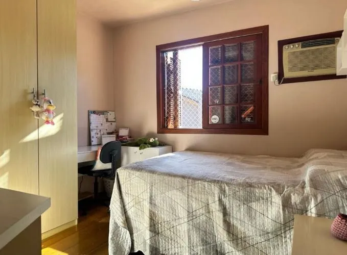 Imagem Sobrado amplo em condomínio de 3 dormitórios, um deles suíte, no bairro Ipanema