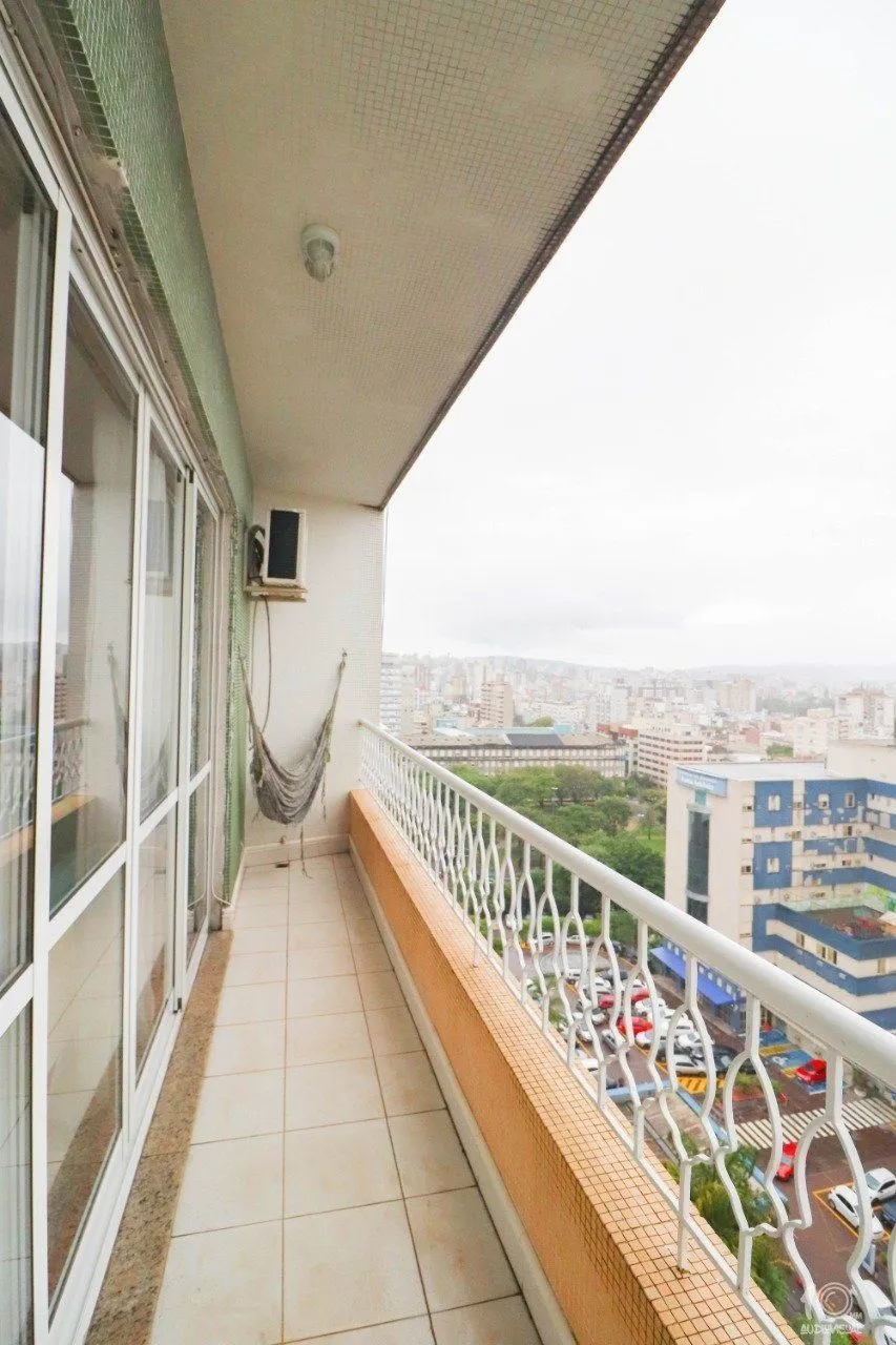 Imagem Apartamento á venda com 3 dormitórios com 1 suíte com sacada + 2 sacadas na sala e living, 233,85M² e 1 vaga de garagem escriturada e coberta, no Bairro Independência em Porto Alegre.