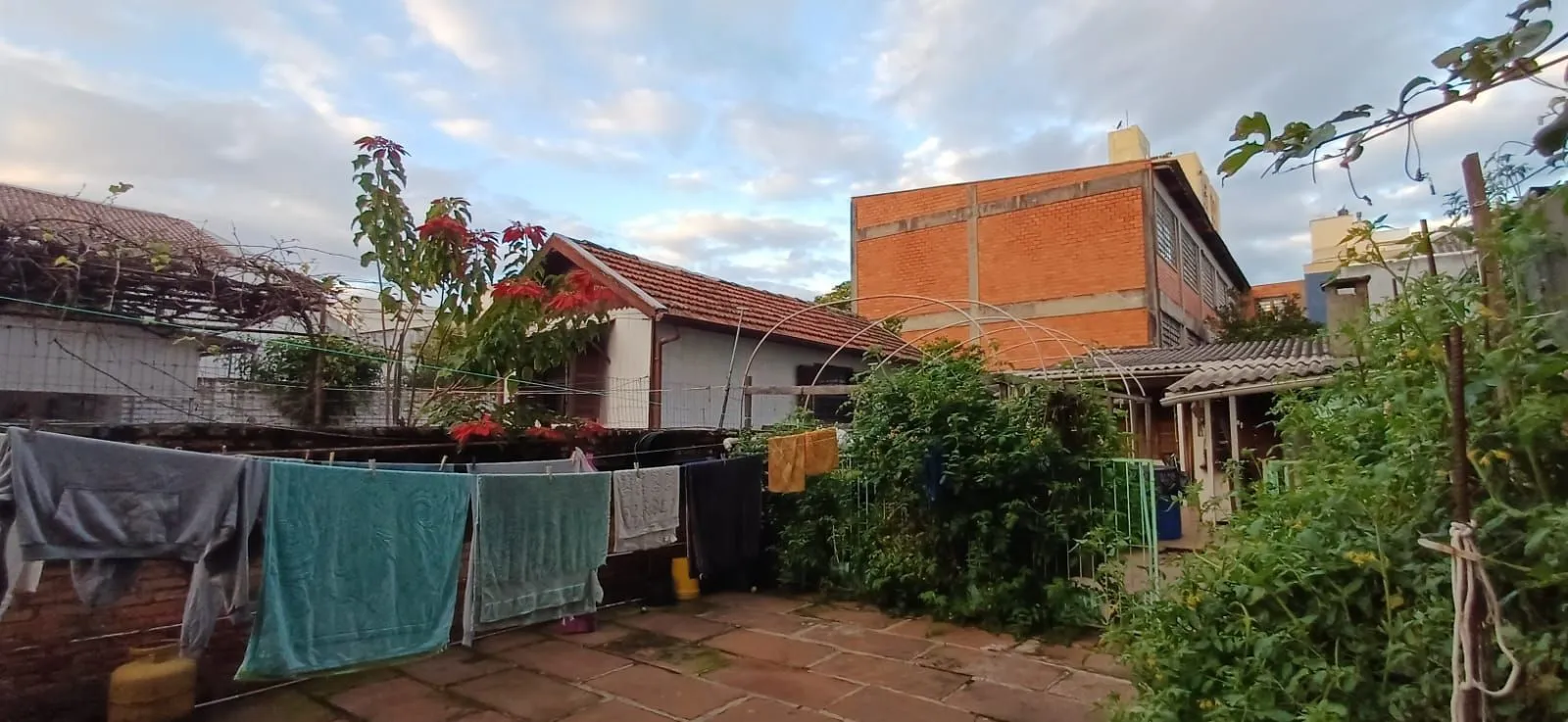 Imagem Vende-se casa de madeira, com dois dormitórios, banheiro, sala e cozinha. Localização privilegiada no bairro Jardim Botânico. Área do terreno com 6,6mx44m.