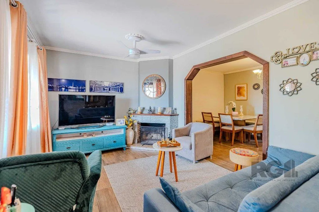 Imagem Casa com 234m², 3 dormitórios, 3 vagas no bairro Partenon