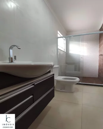 Imagem Casa à venda em condomínio horizontal fechado em São Lourenço MG. Portaria 24 h., bem localizado em bairro nobre.