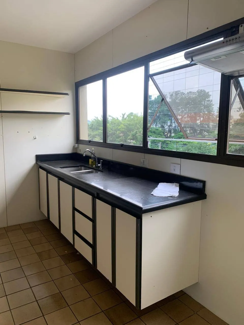 Imagem Apartamento de 4 Quartos (2 Suítes) para Aluguel em Alphaville Empresarial, Barueri - SP