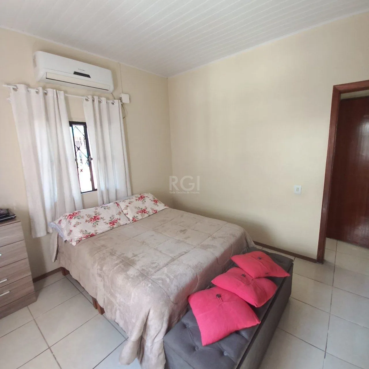 Imagem 2 Casa com 4 quartos, 2 vagas de garagem, no bairro Belém Novo, Porto Alegre/RS