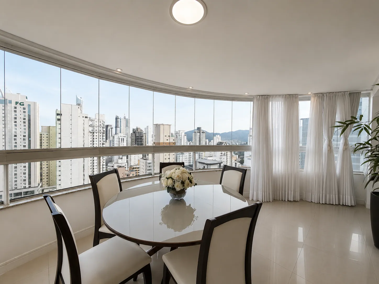 Imagem Apartamento com vista para o mar à venda com 139m2 por R$ 2.600.000,00