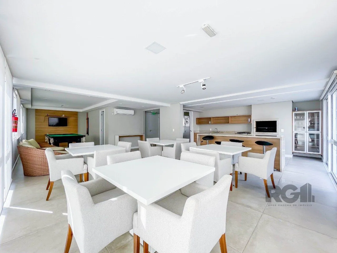 Imagem APARTAMENTO MOBILIADO 70M² DE 2 DORMITÓRIOS E 1 VAGA - BAIRRO MENINO DEUS