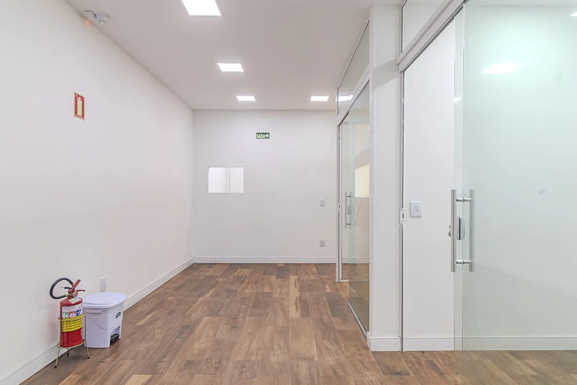 Imagem : MÁFFER IMÓVEIS ALUGA LOJA COMERCIAL COM 351M² DE ÁREA PRIVATIVA toda REFORMADA com excelente fachada e espaço para estacionamento em frente ao imóvel, ideal para empresas que buscam visibilidade e facilidade de acesso.
