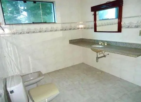 Imagem LOCAÇÃO DE CASA COMERCIAL NO CENTER VILLE, EM ARUJÁ/SP, 740m² com 2 salas, cozinha, piscina, jardim, quintal amplo e 4 vagas p/ autos. CONSULTE-NOS.