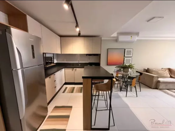 Imagem Descubra este moderno apartamento de aproximadamente 80 m², localizado no coração de Jurerê Lest...