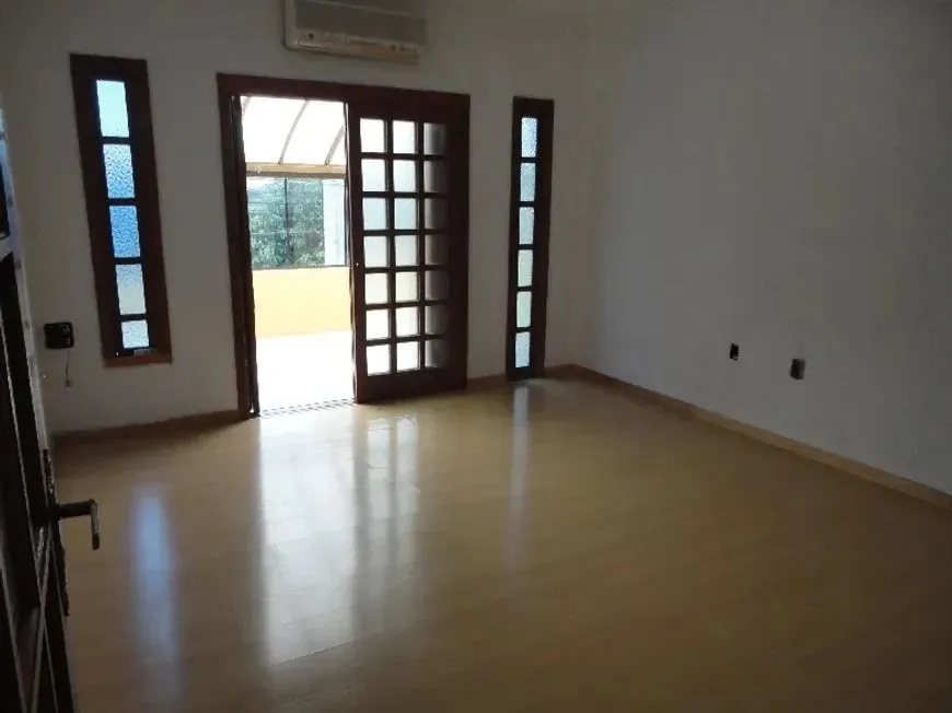 Imagem Casa com três dormitórios, suíte, piscina e 3 vagas.