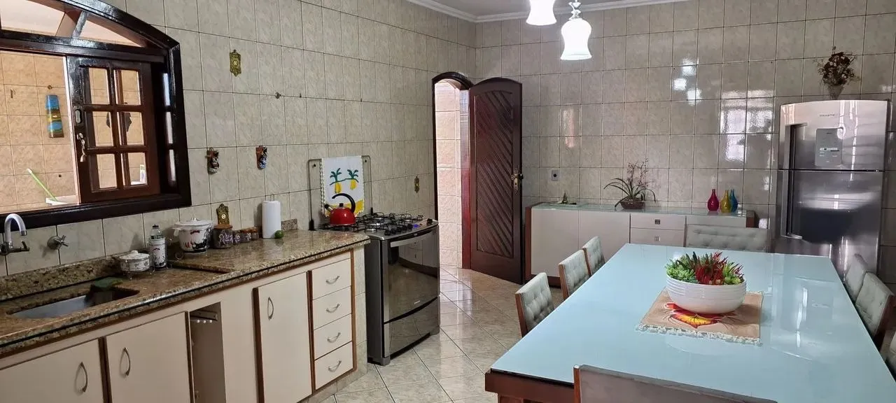Imagem Imperdível Casa Comercial à Venda em Cidade], Bairro]: 3 Quartos, 1 Suíte, 1 Sala, 2 Banheiros, 5 Vagas, 256m²!