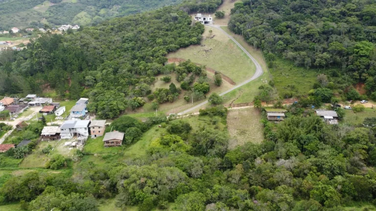 Imagem Terreno de 2.492m² à venda em Ambrósio, Garopaba-SC: oportunidade única perto do centro e praias!