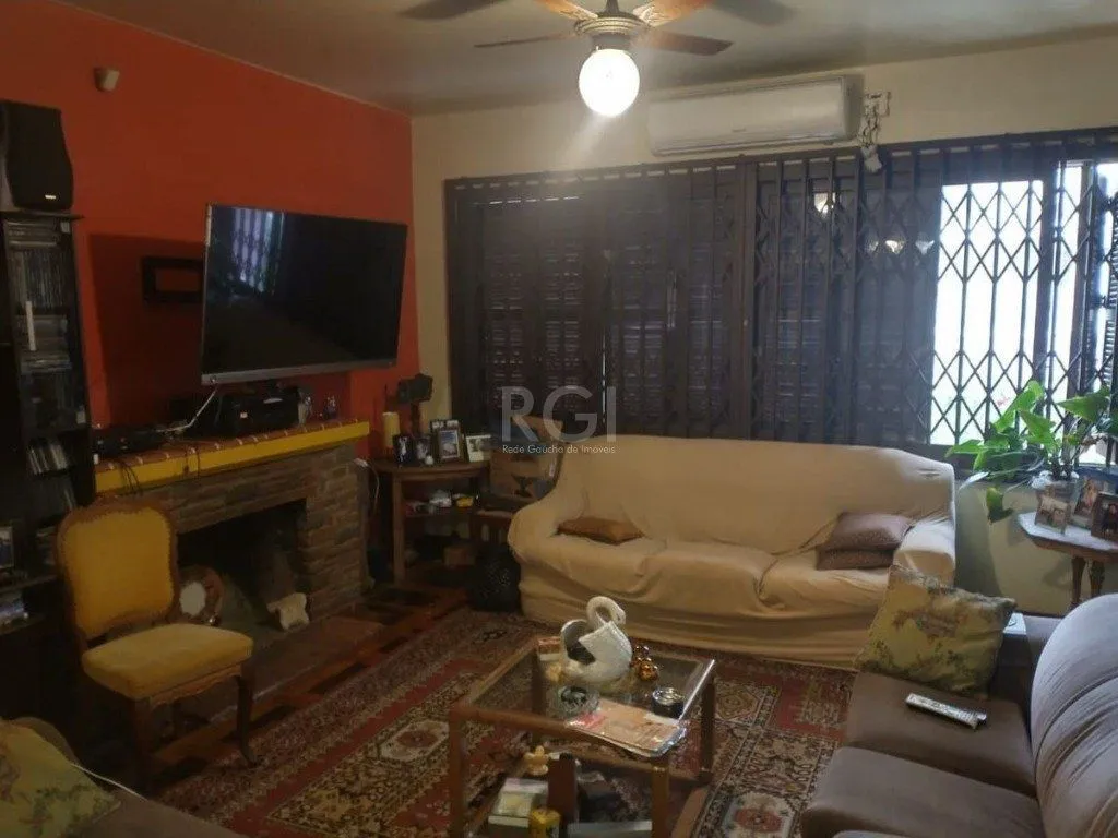 Imagem Casa para Venda - 220m², 3 dormitórios, 4 vagas - Teresópolis