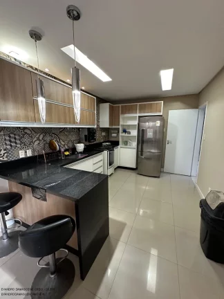 Imagem Alugue uma casa de luxo em condomínio exclusivo em Catu de Abrantes, Camaçari-BA! 5 quartos, 5 suítes, 3 salas, 2 banheiros, 2 vagas de garagem e 300m² de área.