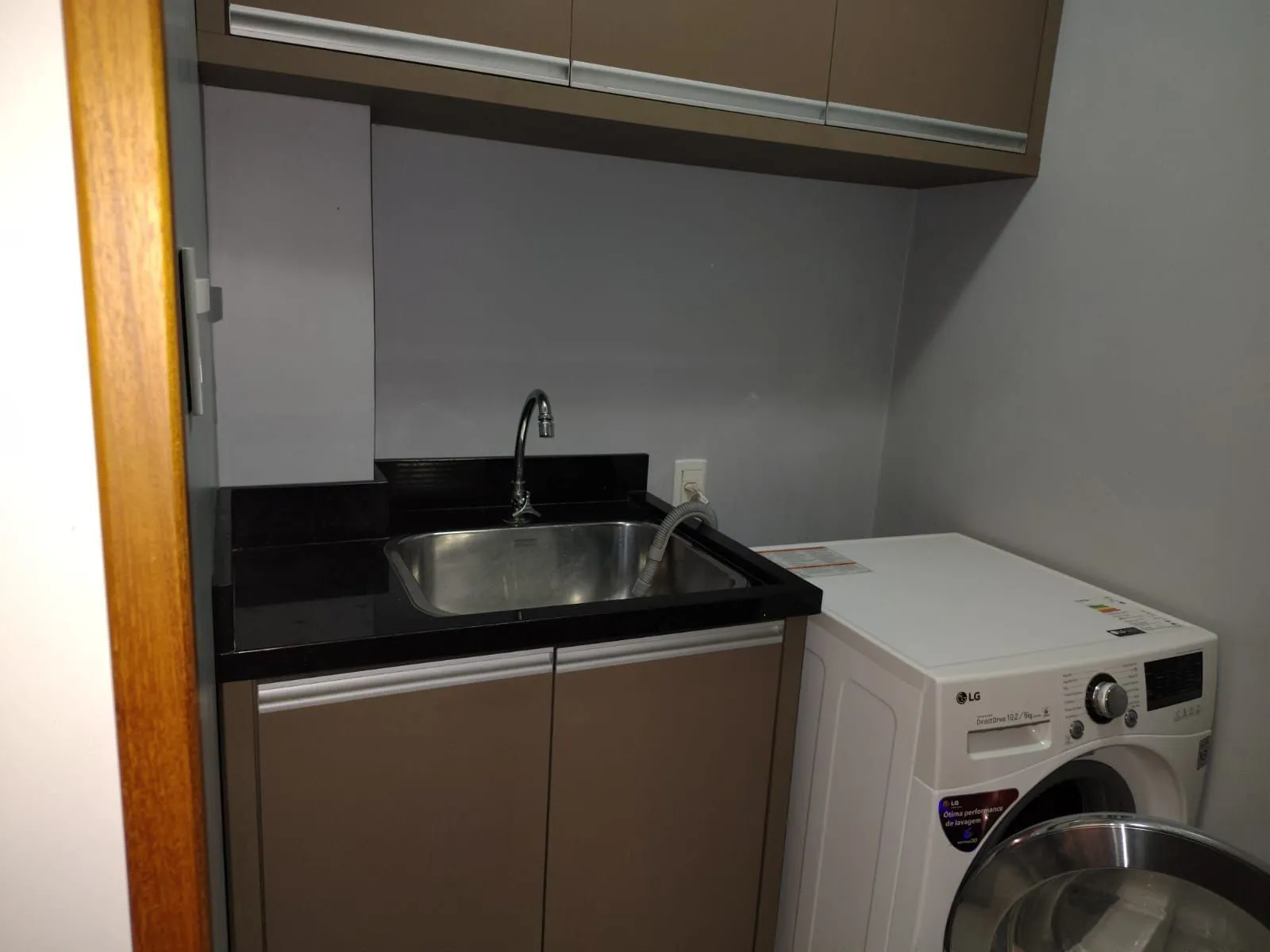 Imagem Apartamento Espaçoso no Centro Histórico com Móveis Sob Medida