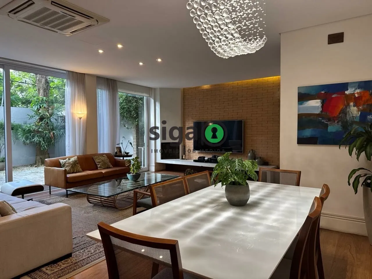 Imagem VENDE CASA em CONDOMÍNIO FECHADO no Campo Belo com 3 Suítes e 5 Vagas