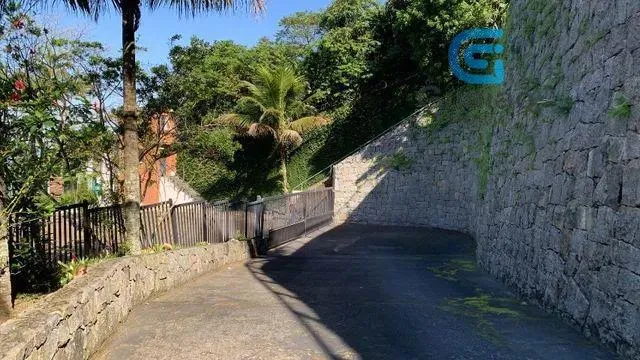 Imagem Vendo amplo terreno, Morro Santa Terezinha, Santos