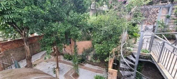 Imagem Vende-se ampla casa 6 quartos, 2 suítes, 5 vagas de garagem, churrasqueira e duas entradas individuais - 360m² - Chácara das Pedras