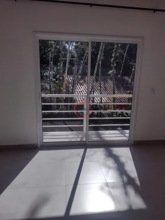 Imagem Sobrado com 2 suites, sala cozinha,2 vagas, area independente em condominio, 2 quadras da praia