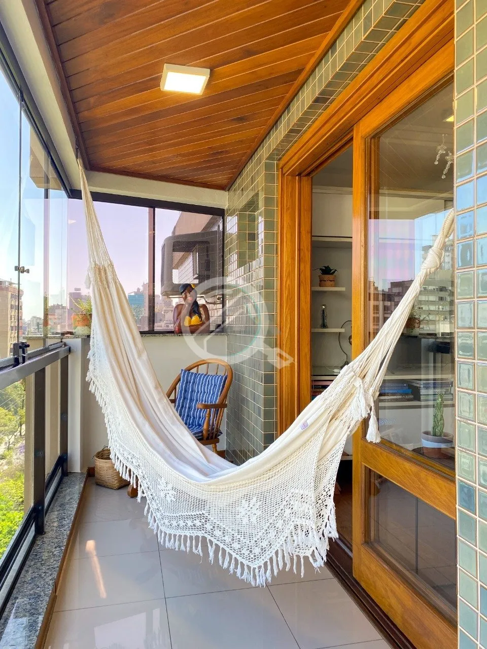 Imagem Apartamento semimobiliado de 140m², 3 dormitórios, sendo 1 suíte com sacada, living super amplo p...