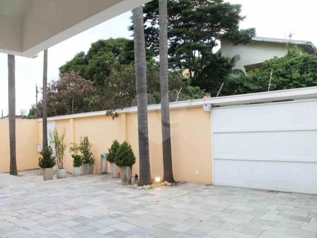 Imagem Sobrado de Luxo no Campo Belo: 3 Quartos, 3 Suítes, 6 Banheiros, 10 Vagas de Garagem e 682m² - São Paulo-SP
