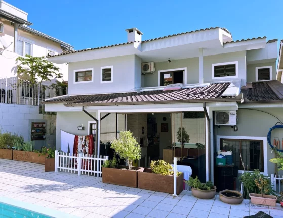Imagem Excelente Casa no Itaguaçu com 4 quartos sendo 3 suites, piscina e área com churrasqueira. Esta Be...
