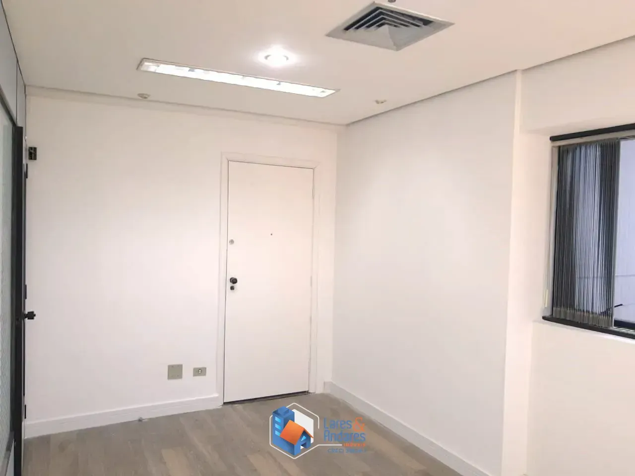 Imagem SALA À VENDA COM 47 M², NO 13º ANDAR, C/2 WC E 1 VG C/ MANOBRISTA - PERDIZES - SP