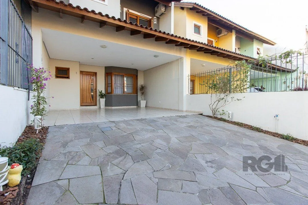 Imagem Casa para Venda - 300m², 5 dormitórios, sendo 1 suites, 4 vagas - Portal do Guarujá