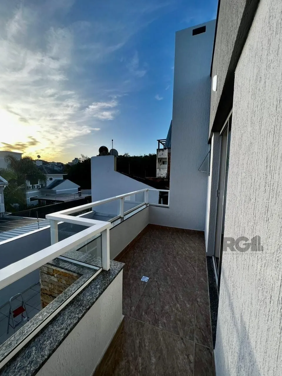 Imagem Casa sobrado 3 dorms, 1 suíte com hidro, 2 vagas, Bairro Vale do Sol