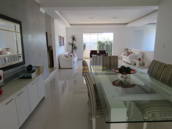 Imagem Casa térrea, com piscina, muito bem conservada e moderna com 600m² de terreno e 300m² de construção com 04 suítes. Estuda Permuta