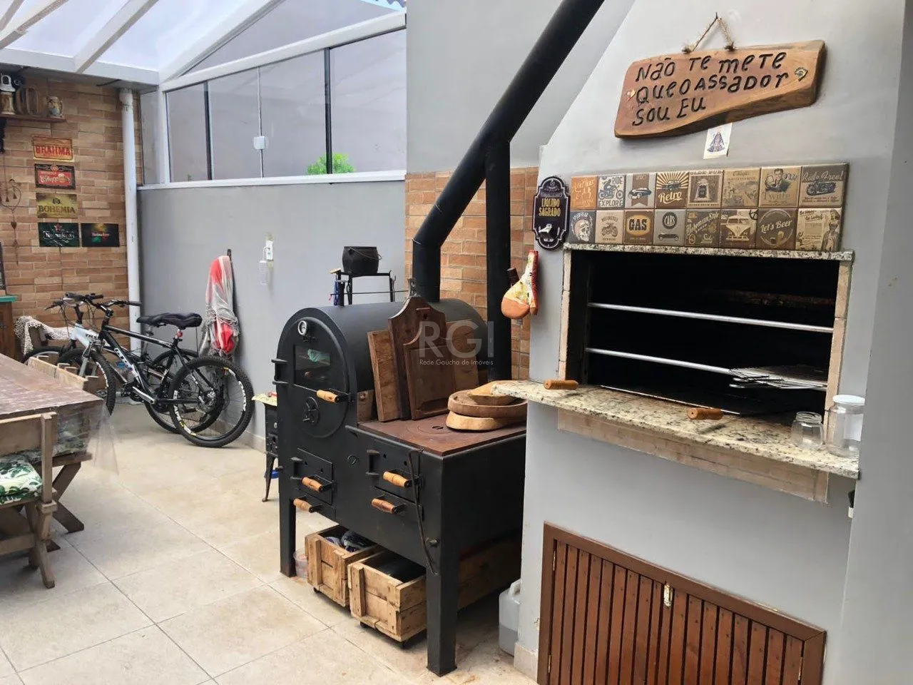 Imagem Casa com 3 dormitórios 2 suítes, área gourmet, vaga de estacionamento, Guarujá, Porto Alegre RS