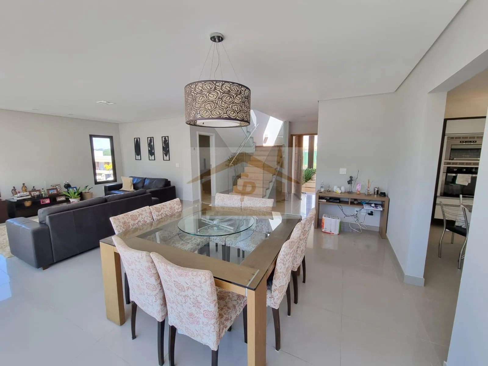 Imagem Casa com 4 quartos sendo 3 suítes, 6 vagas, Segurança e Conforto!!!