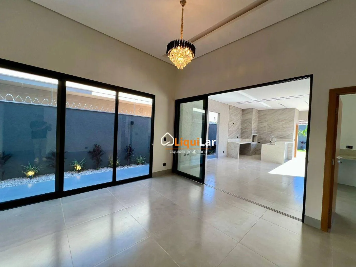Imagem Casa de Alto Padrão no Carandá Bosque com 3 Suítes, Piscina Aquecida e Amplo Quintal