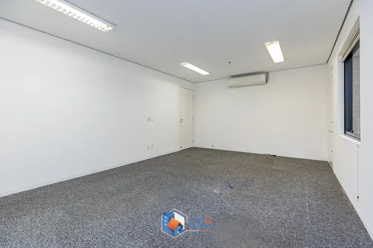 Imagem Conjunto comercial para venda em Cerqueira César, 90m²