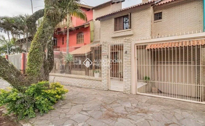 Imagem Casa de 3 dormitórios à venda em Ipanema, Porto Alegre.
