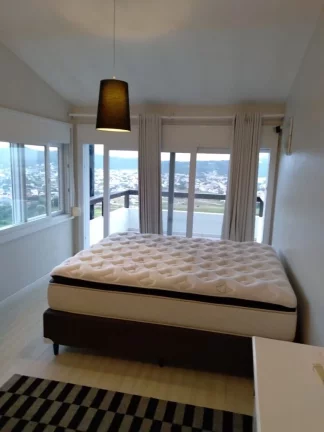 Imagem Imperdível Casa de Alto Padrão com Vista para Mar, Lagoa e Cidade em Garopaba-SC!