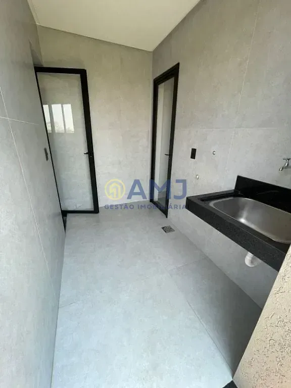 Imagem Casa térrea à venda no Jardins Capri | Lote de esquina com 4 suítes, piscina e alto padrão em Goiânia
