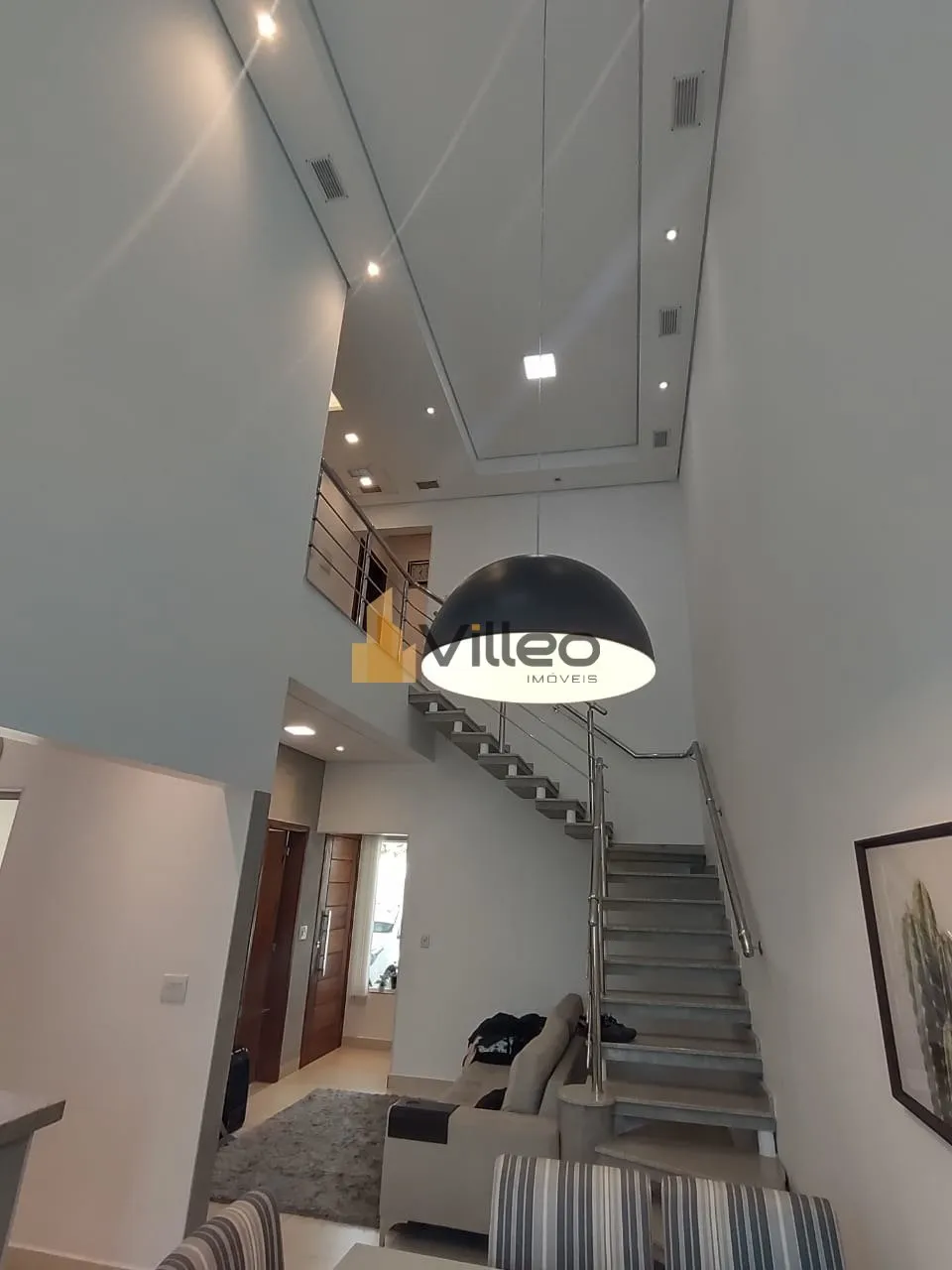 Imagem Descubra o privilégio de viver com conforto, segurança e requinte nesta residência única no Resi...